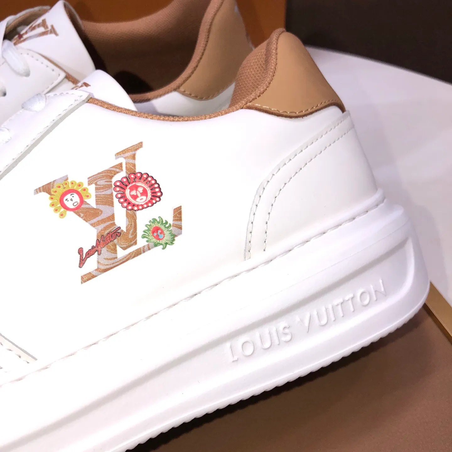 Factory batch 640💰original development, quality shipment, welcome to compare - LV sneaker series sports shoes introduce the loose silhouette of the ready-to-wear series into the spring and summer men's wear shows and make an eye-catching appearance. The cow leather upper is combined with rough fabric laces, and colorful beading highlights the brand's classic elements. LV letters mark the tongue and Monogram floral outsole. Mixed materials Made of top-grain cowhide, thick shoelace design, large Monogram print on the side, mesh lining and cotton feet, the comfort is as extreme as ever, premium heritage, quality first, worth owning! Size: Men’s 38-45 (45 is custom-made and cannot be returned or exchanged)